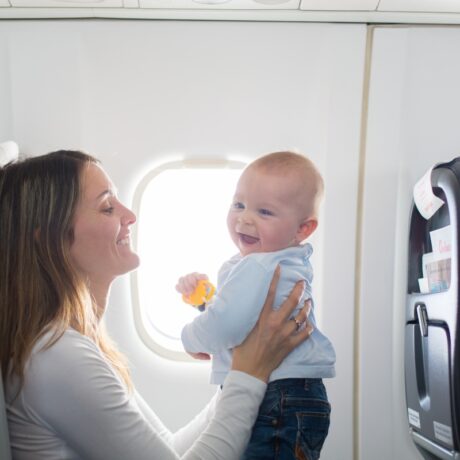 Prima călătorie cu avionul a unui copil