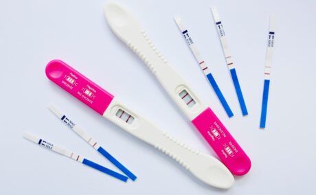Diferite tipuri de teste de sarcină, 5 teste tip bandă, de culoare albastră, 2 tip stilou, de culoare roz, ilustrând testul de sarcină perfect