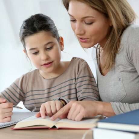 Beneficiile cititului împreună cu copilul. Activitatea îi poate îmbunătăți performanțele școlare