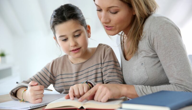Beneficiile cititului împreună cu copilul. Activitatea îi poate îmbunătăți performanțele școlare