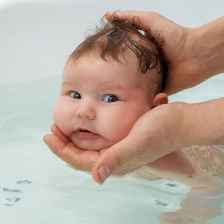 De câte ori trebuie spălat bebelușul în primele luni de viață