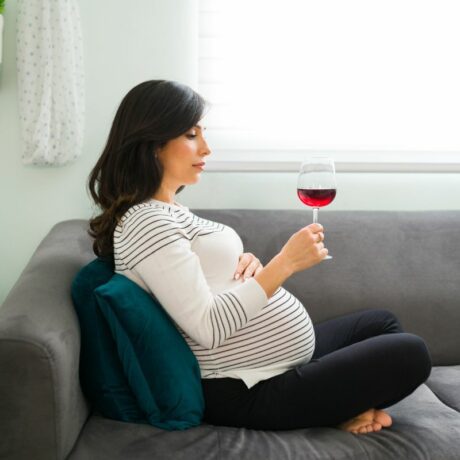 Efectele alcoolului în sarcină. Studii recente au arătat cum poate influența dezvoltarea copilului