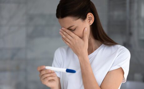 O femeie care plânge atunci când vede rezultatul testului de sarcină