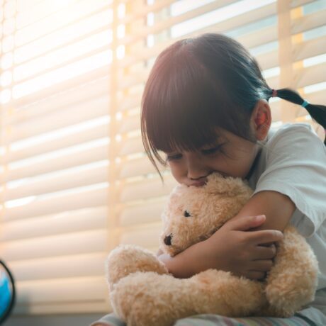 5 semne că copilul tău are anxietate de separare. La ce să fii atentă