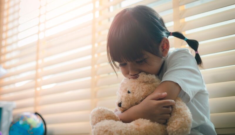 5 semne că copilul tău are anxietate de separare. La ce să fii atentă