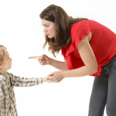 Mămică îmbrăcată cu o bluză roșie și pantaloni gri, care arată cu degetul spre băiețelul iei, îmbrăcat cu cămașă cu carouri, amenințăndu-l și o mână o are prinsă de mâna acestuia, ilustrând amenințările îi fac pe copii să se simtă nesiguri