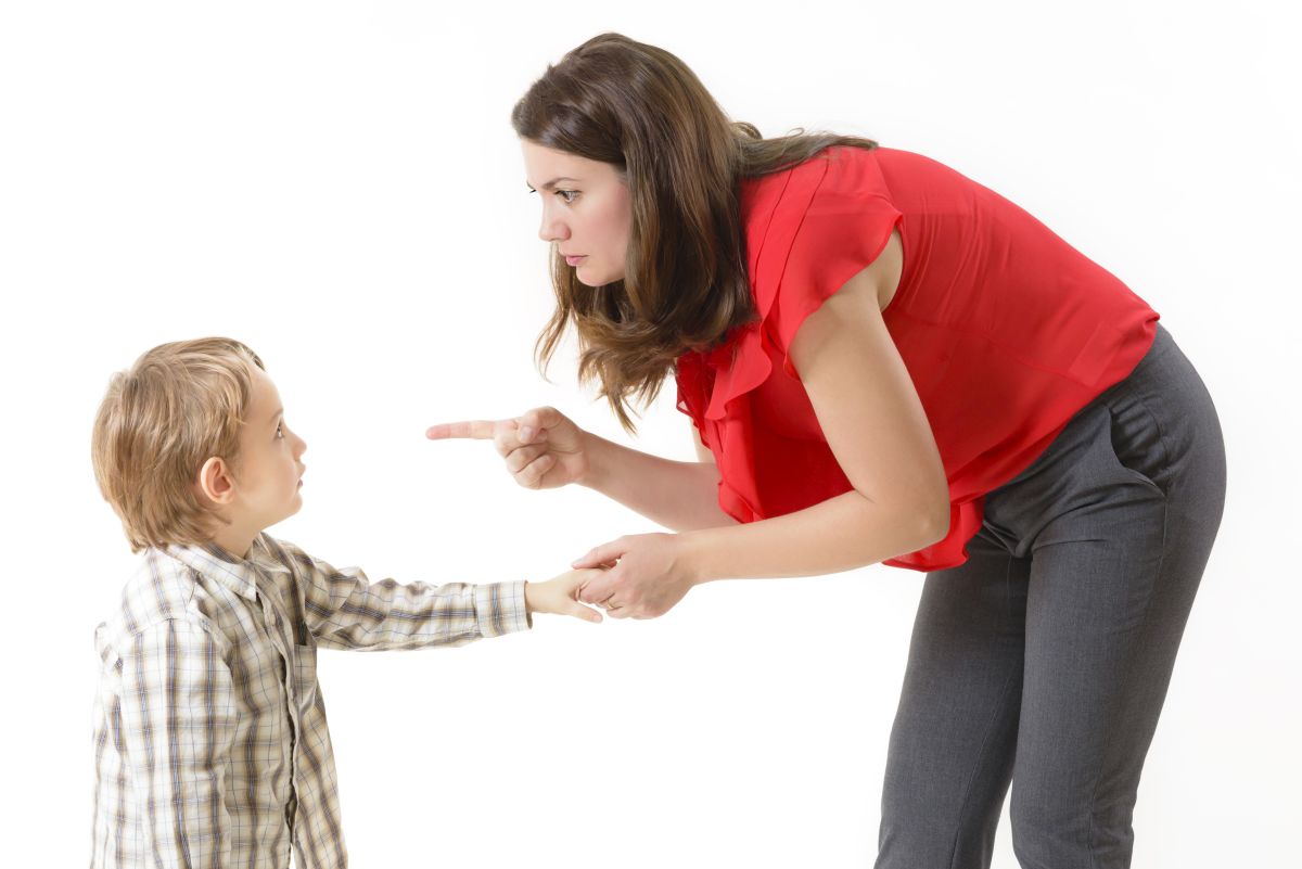 Mămică îmbrăcată cu o bluză roșie și pantaloni gri, care arată cu degetul spre băiețelul iei, îmbrăcat cu cămașă cu carouri, amenințăndu-l și o mână o are prinsă de mâna acestuia, ilustrând amenințările îi fac pe copii să se simtă nesiguri