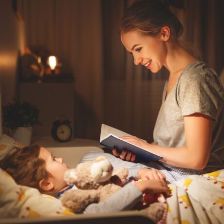 O mamă care îi citește o poveste copilului în timpul rutinei de somn