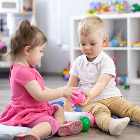 Cum înveți un toddler să împartă jucăriile sau obiectele preferate