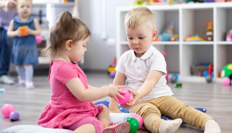 Cum înveți un toddler să împartă jucăriile sau obiectele preferate