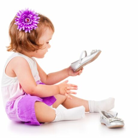 Cum să înveți un toddler să se îmbrace singur