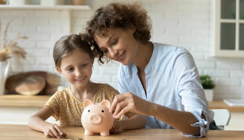 Educația financiară: cum funcționează banii, pe înțelesul copiilor