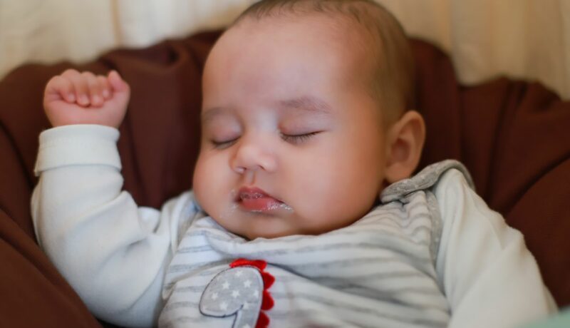 Refluxul gastroesofagian la bebeluși. Care sunt cauzele și cum îi calmezi pe micuți