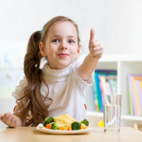 4 fraze toxice legate de alimentație pe care să nu le spui copilului 