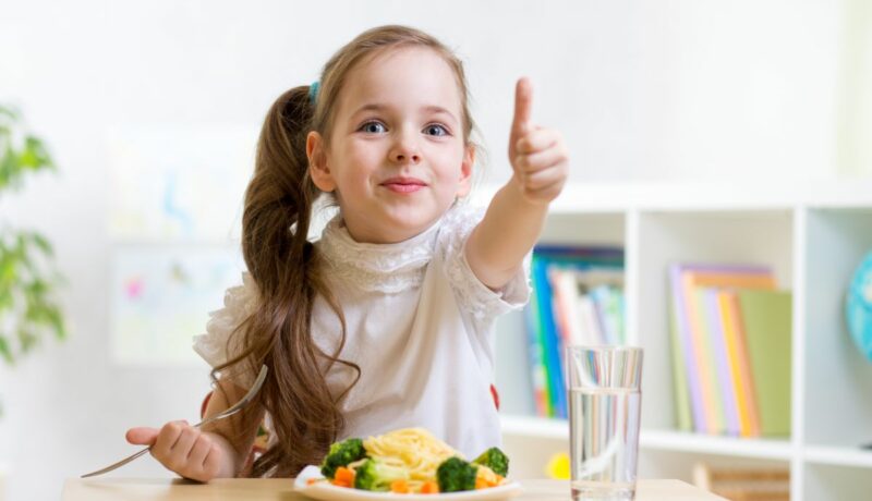 4 fraze toxice legate de alimentație pe care să nu le spui copilului 