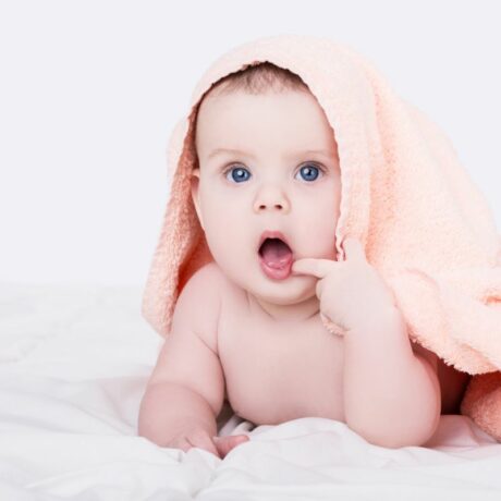 Bebelușii își încrucișează ochii. De ce se întâmplă acest lucru și cum se poate trata