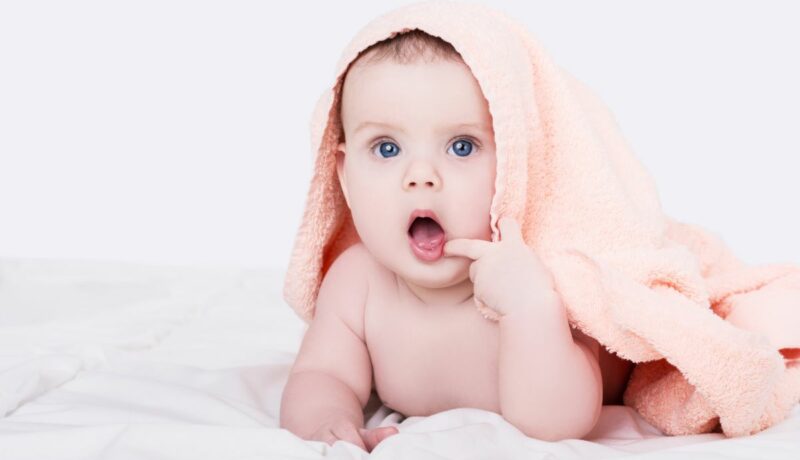 Bebelușii își încrucișează ochii. De ce se întâmplă acest lucru și cum se poate trata