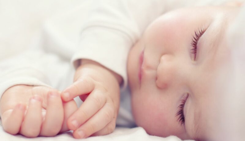 De ce dorm nou-născuții toată ziua. Care sunt principalele motive