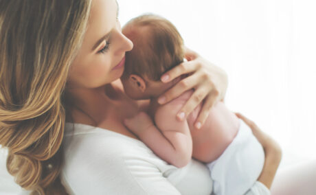 O fotografie cu o mamă și un bebeluș, folosită pentru a ilustra un articol despre baby blues
