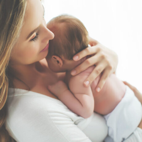 O fotografie cu o mamă și un bebeluș, folosită pentru a ilustra un articol despre baby blues