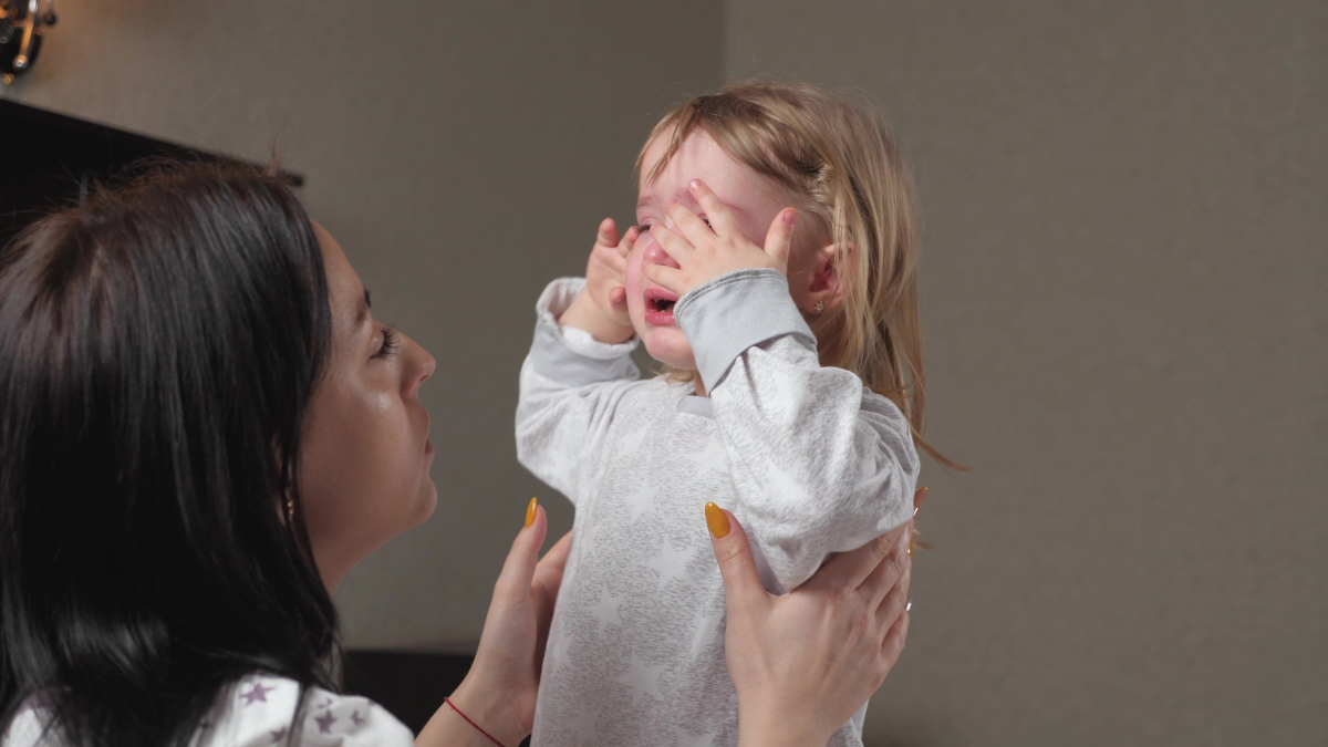 O mamă validează emoțiile unei fetițe care plânge