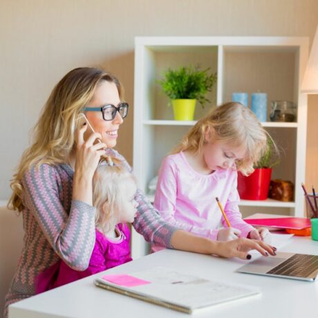 Cum să te împărți între job și casă, ca părinte singur 