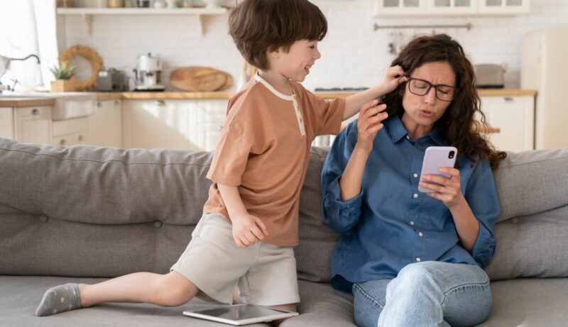 5 studii legate de folosirea ecranelor. De ce părinții ar trebui să renunțe la telefon