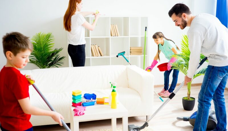 Împărțirea treburilor casnice cu copiii. De ce este important să faci asta pe termen lung