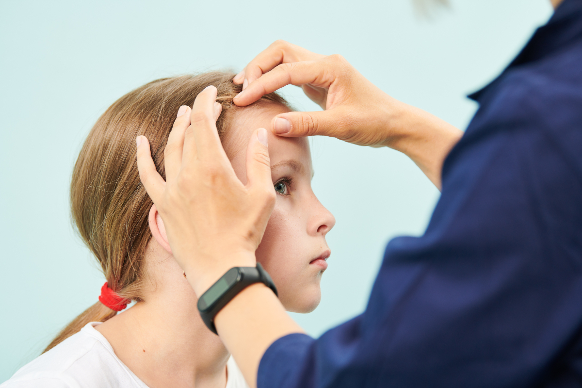 O fetiță este examinată de un pediatru pentru a diagnostica un posibil traumatism cranian