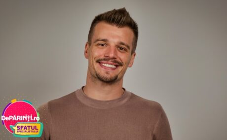Alex Meroiu, zâmbitor, în platoul DePărinți.ro