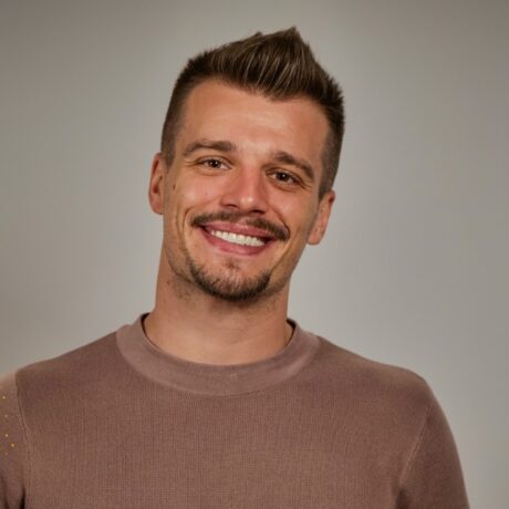 Alex Meroiu, zâmbitor, în platoul DePărinți.ro