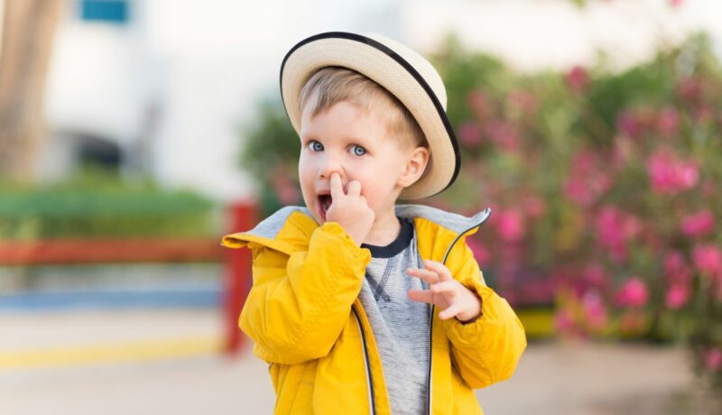 Copilul își bagă degetul în nas. Ce este de făcut în acest caz