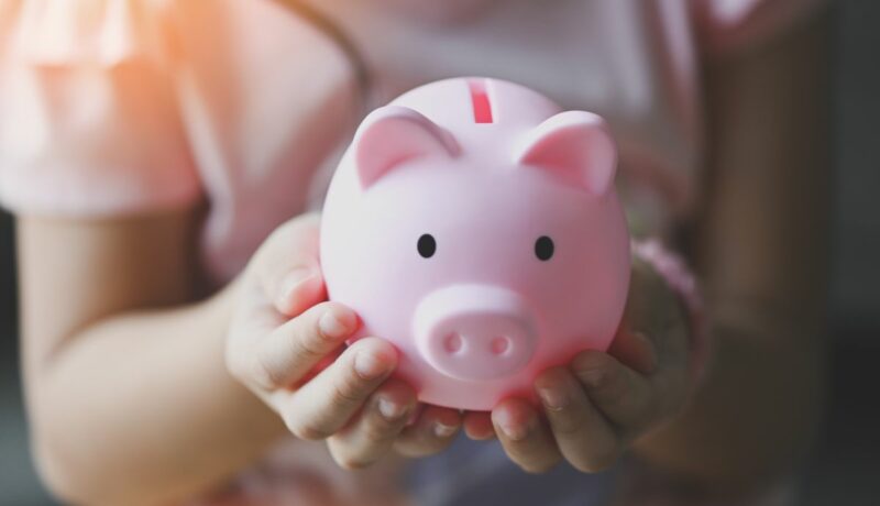 Cum să-ți ajuți copiii să devină independenți financiar
