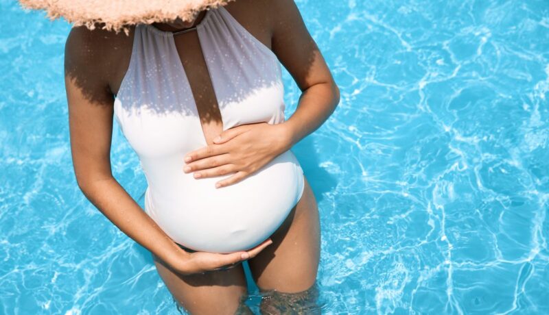 Expunerea la soare în perioada sarcinii. Care sunt principalele riscuri la care te expui