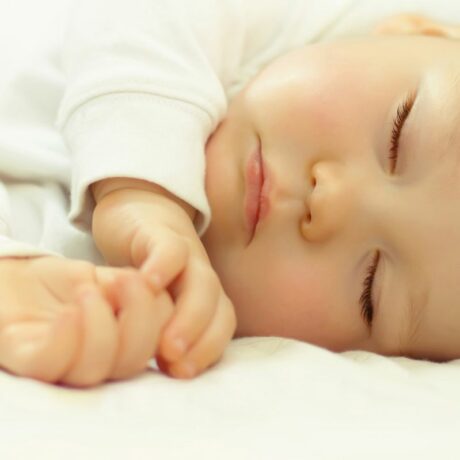 Regresia de somn la bebeluși. Când apare și cum o poți gestiona