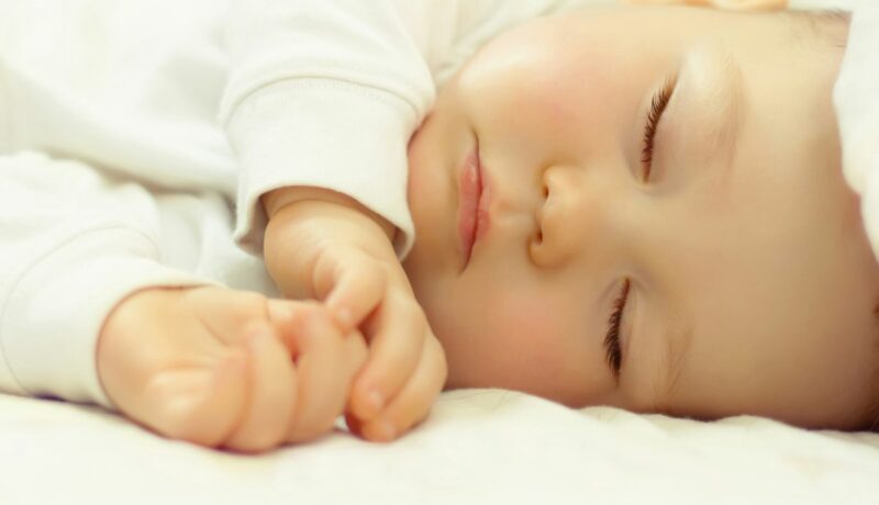 Regresia de somn la bebeluși. Când apare și cum o poți gestiona