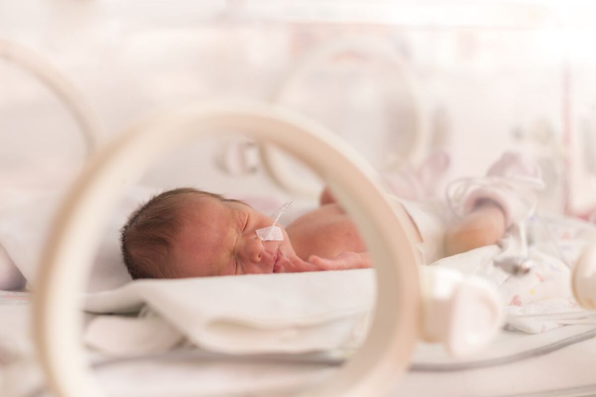 Bebeluș ținut la incubator, la terapie intensivă, ilustrând restricția de creștere intrauterină