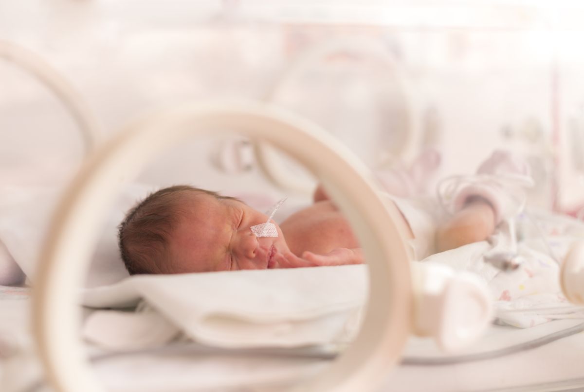 Bebeluș ținut la incubator, la terapie intensivă, ilustrând restricția de creștere intrauterină