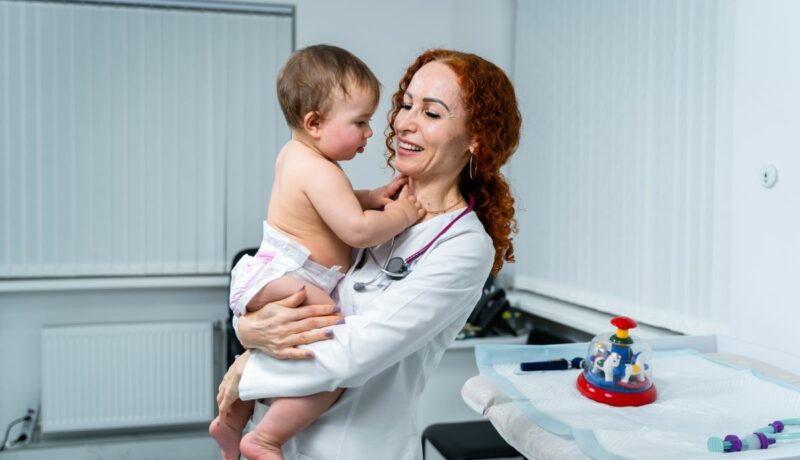 Vizita medicală de la 1 an a bebelușului. Care sunt cele mai importante aspecte care trebuie urmărite