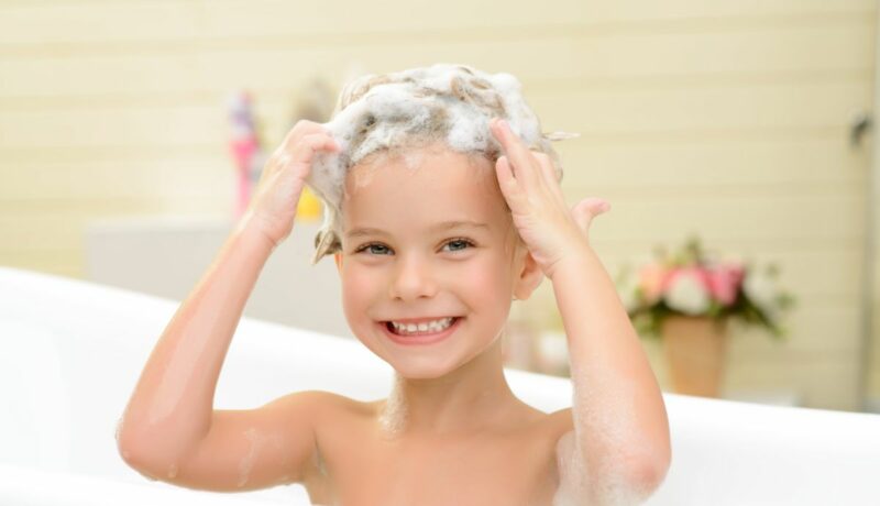 Cum să înveți copiii să-și spele părul cu ușurință  