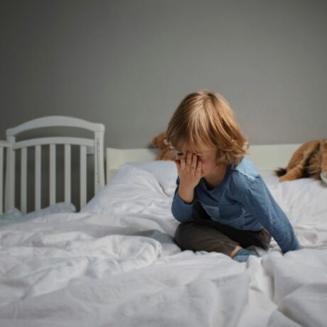 Toddlerul se lovește. Care sunt motivele pentru care face acest lucru
