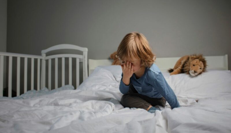 Toddlerul se lovește. Care sunt motivele pentru care face acest lucru