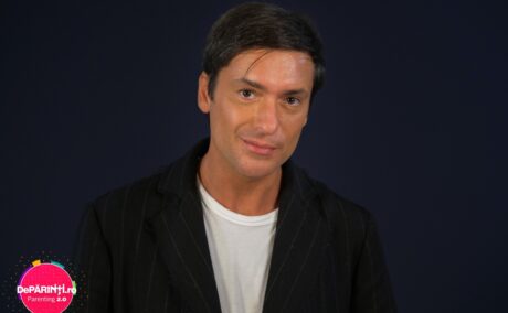 Radu Vâlcan, într-un sacou negru, cu un tricou alb, la interviul DePărinți.ro