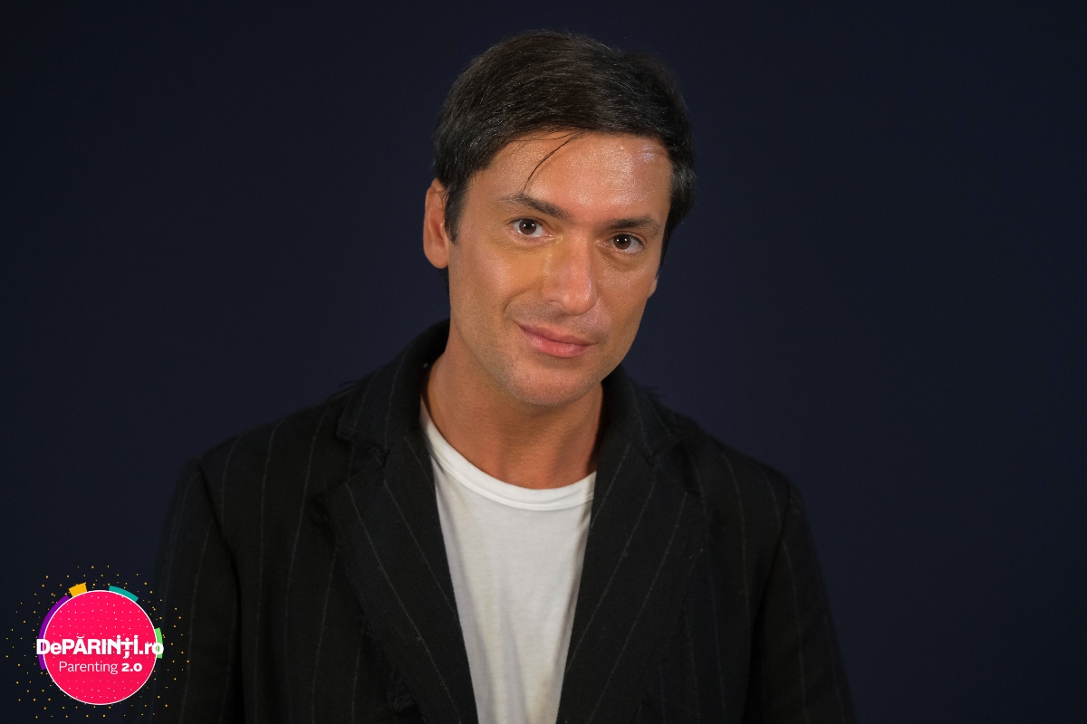 Radu Vâlcan, într-un sacou negru, cu un tricou alb, la interviul DePărinți.ro