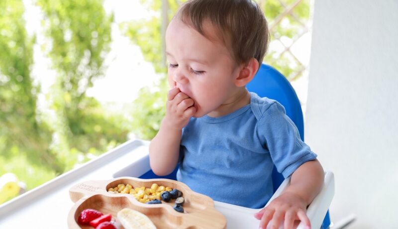 Alimente cu risc de înec: care sunt cele mai periculoase pentru copii