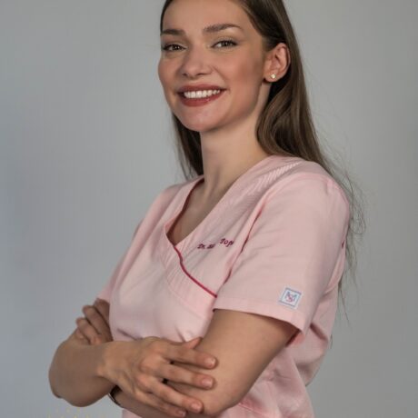 Elena Popa, zâmbitoare, la DePărinți.ro în haine medicale