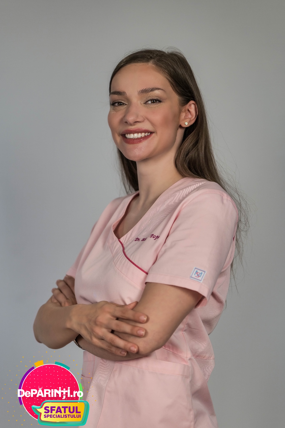 Elena Popa, zâmbitoare, la DePărinți.ro în haine medicale