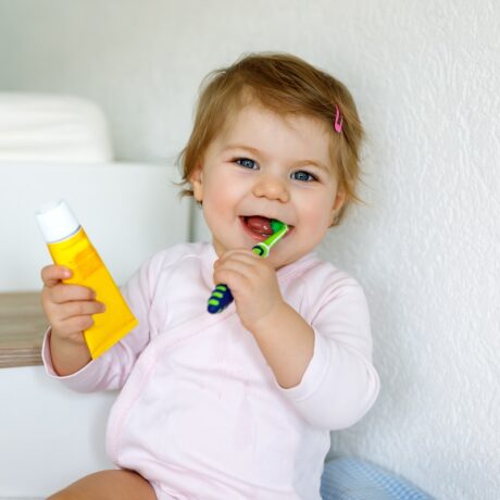 Cum alegi pasta de dinți pentru bebeluși și copii