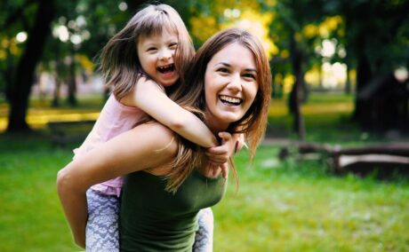 Mama cu fetița ei cu nevoie speciale se simt bine în parc