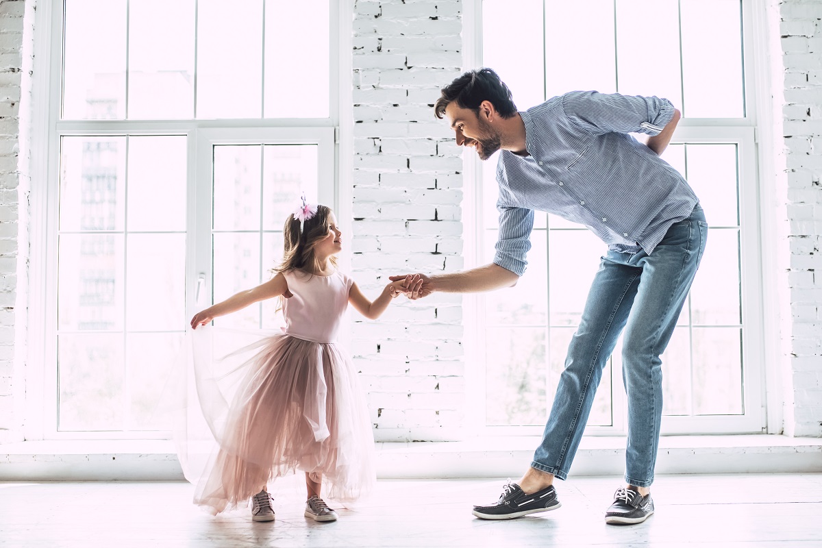 Tatăl își invită fiica la dans